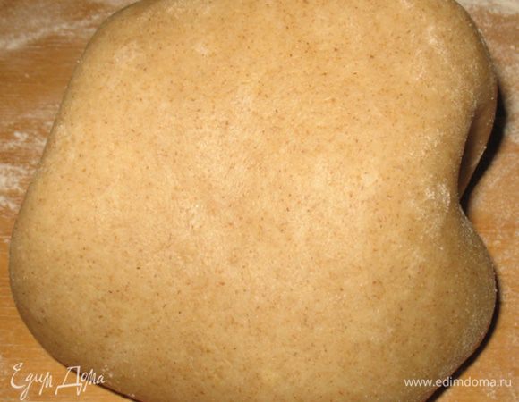 Ставим запекаться перец на 30 минут. Перекладываем в пакет. Одновременно готовим тесто. Просеиваем муку, смешиваем с солью. Аккуратно вливаем масло, перемешиваем и по частям тонкой струйкой вливаем воду. Замешиваем тесто до эластичности. Оставляем отдохнуть под миской на 30 минут. 