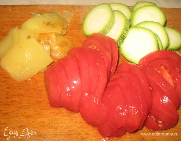 Готовим начинку. Начинка 1. С готового перца снимаем шкурку и нарезаем на небольшие кусочки. На помидоре сделать крестообразный надрез, ошпарить и снять кожицу. Кабачок нарезать кружочками, помидор – полукружочками.