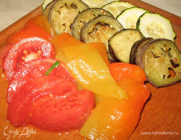 Начинка 2.  Перец и помидоры готовим как для первой начинки. Баклажаны и кабачок чистим от кожицы ( я это сделала после жарки), нарезаем на кружочки и обжариваем или запекаем. 