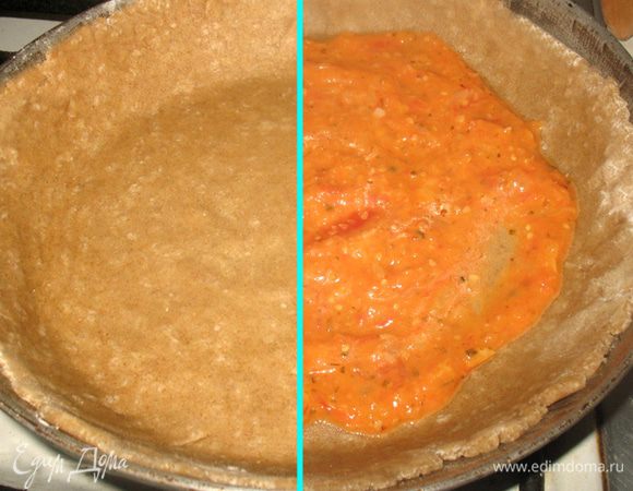 Раскатываем тесто в круг и выкладываем его в форму. 
Смазываем тесто соусом. 
