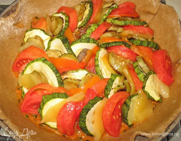 Выкладываем овощи по спирали от центра, чередуя их. 