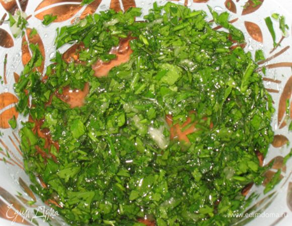 Мелко рубим чеснок, зелень, оливки (можно и без них), добавляем растительное масло и хорошо перемешиваем. Добавить натертую брынзу и перемешать. Брынза отсутствовала при фотосесии.