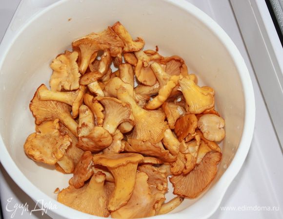 Грибы перебрать, вымыть, отрезать грязные концы ножек. Большие грибы разрезать вдоль на 2 или 4 части. Лук почистить, мелко порубить ножом. Сыр натереть на крупной терке.