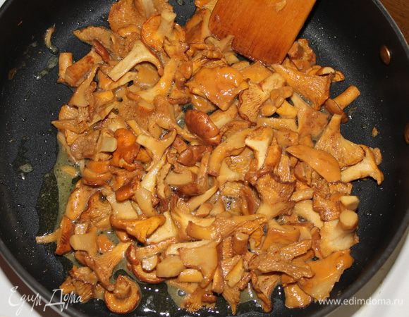 Обжарить лисички на топленом масле вместе с луком до готовности. 