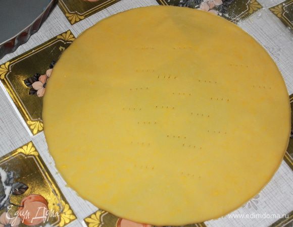 Вынуть тесто из холодильника, две трети его уложить на дно формы, разровнять руками, наколоть вилкой и поставить в разогретую до 200 градусов духовку на 15 мин. Достать из духовки, остудить. Из оставшегося теста сделать бортик. Поставить форму с тестом в холодильник. 