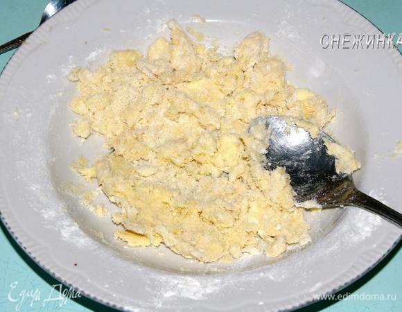 Приготовим штрейзель. Немного размягченное масло растираем с мукой.