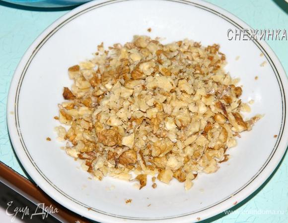 Орехи измельчаем не очень мелко. Я прокатываю скалкой по орехам, они легко дробятся.