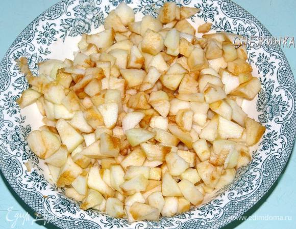 Яблоки очищаем от шкурки и семян. Нарезаем небольшим кубиком. Сбрызгиваем лимонным соком.