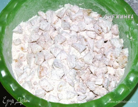 В миску просеиваем муку, разрыхлитель, корицу. Смешиваем с яблоками.