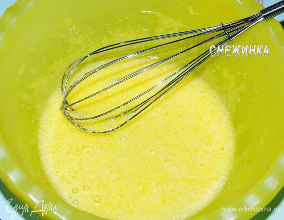Яйца слегка взбиваем с сахаром и ванилином.