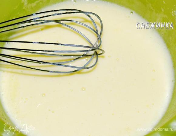Добавляем йогурт и растительное масло. Перемешиваем.