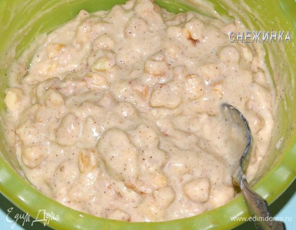 Соединяем жидкие ингредиенты с сухими. Все перемешиваем.