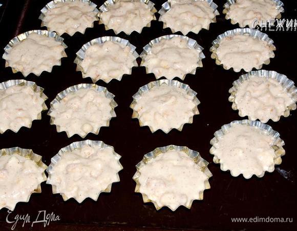 Формочки для кексов смазываем маслом. Распределяем тесто.