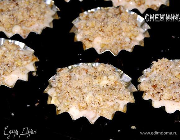 Сверху посыпаем штрейзелем. Отправляем в духовку, разогретую до 190 С на 35-40 минут.