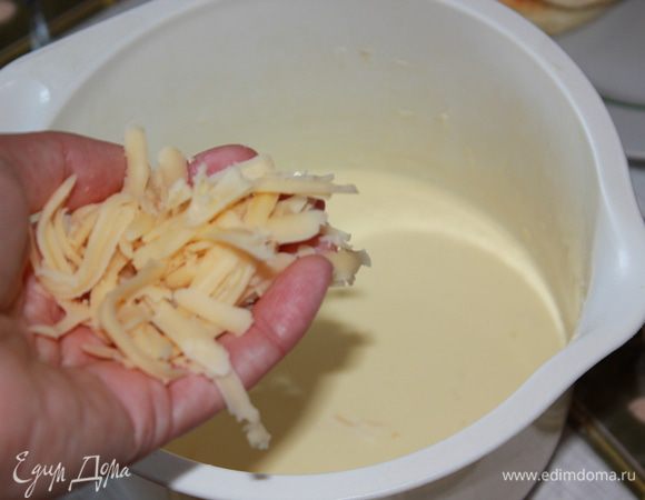 Добавить половину тертого сыра. Тщательно перемешать.   