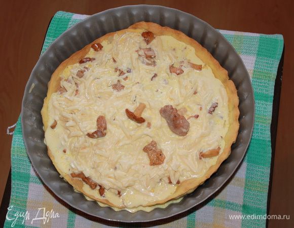 Аккуратно влить в пирог яично-сливочную массу. Уменьшить температуру духовки до 160° градусов. Поставить пирог в духовку и выпекать 40 мин. 
Подавать горячим.  