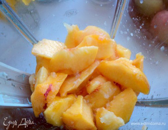 Персики очистить от кожицы, порезать кусочками.