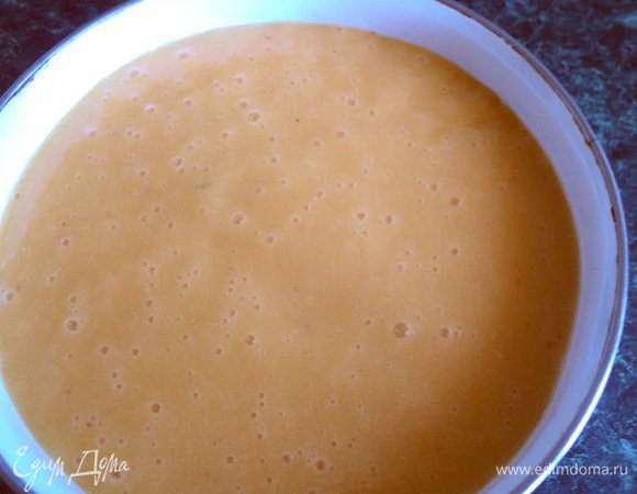 Перелить в контейнер, накрыть пищевой пленкой и поставить в морозилку на 1 час. Затем снова взбить венчиком и опять поставить на 1 час в морозилку.