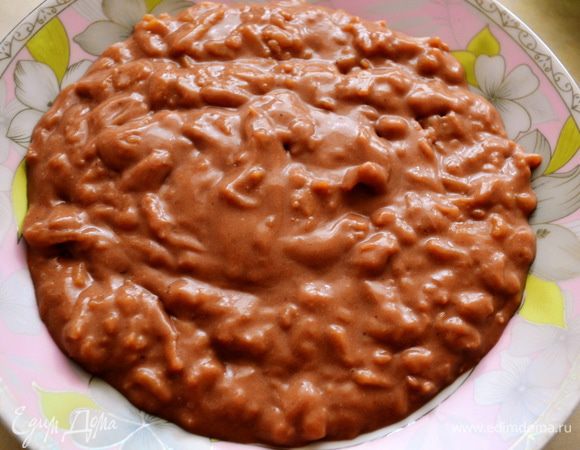 Яблоко очистить, натереть и тушить до мягкого состояния на сковородке.
В крем добавить яблоко, перемешать, немного остудить и убрать в холодильник для застывания.
