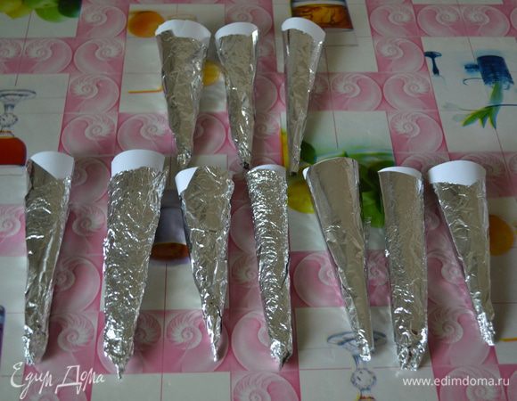 Трубочки готовим по тому же принципу, что и у Katrina. 
Пока остывает крем. Займемся трубочками, для этого мы скручиваем бумагу а затем обернем ее  фольгой, как оказалось, это очень быстро)))