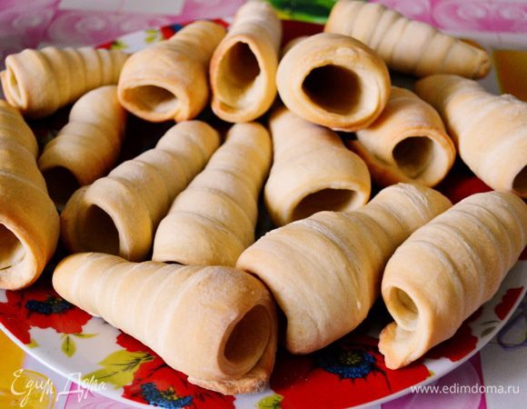 Готовые трубочки вынуть из формочек, это очень легко. Формочки не выбрасывайте их можно использовать и дальше.