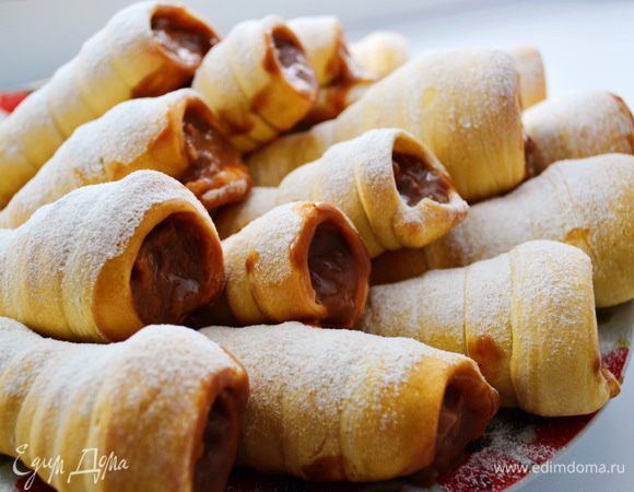 После того как трубочки остыли, начинить их и посыпать сахарной пудрой. 