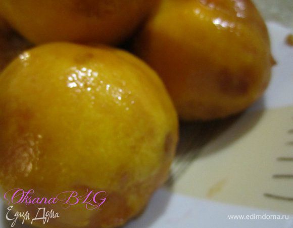 Персики очистить от шкурки. Порезать крупным кубиком.