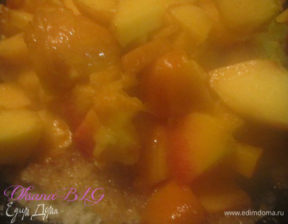 Для карамели в глубокую сковороду высыпать сахар, добавить 3-4 ст.л. воды, сварить карамель не мешая. Карамель должна быть золотистого цветы. Добавить перезанные персики. Хорошо перемешать тушить минут 5-10.