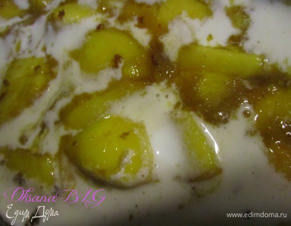 В разъемную форму выложить один корж. Вылить одну  меньшую часть суфле, добавить половину персиков. Разровнять. Накрыть коржом.