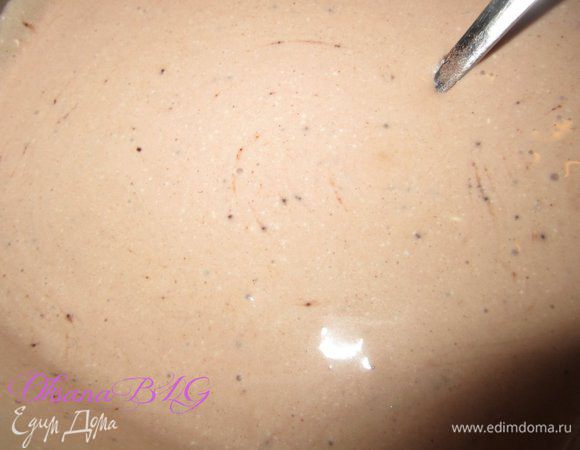 В большую часть часть суфле добавить какао или растопленный шоколад, перемешать. Вылить на корж. Накрыть коржом.
В третью оставшуюся часть суфле добавить оставшиеся карамелизированные персики, взбить блендером. Залить на корж. Накрыть коржом. 