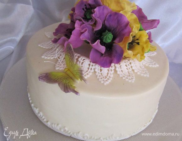 Украсить по желанию. В моем варианте торт покрыт мастикой на белом шоколаде и украшен сахарными цветами.