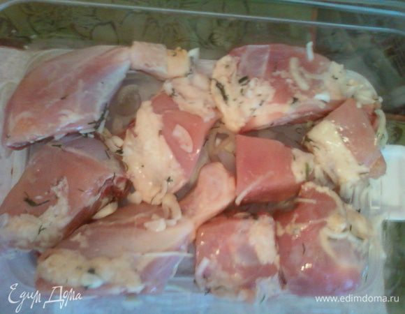 Окорочка разрубить на небольшие куски + соль, перец, зелень и дать постоять примерно 1 час. Отдельно порезать баклажаны и залить на 30 минут в холодной, соленой воде. Порезать болгарский перец, лук репчатый, морковь, кабачок. Добавить баклажаны,все посолить и тоже дать постоять. Затем окорочка выложить на нижний поддон.