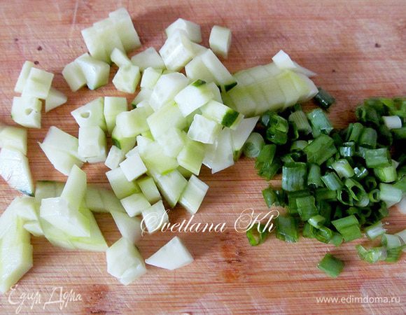 Огурцы и зеленый лук мелко нарезать.