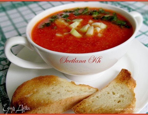 Гаспачо разлить по тарелкам, сверху выложить огурцы и зеленый лук. Подавать с хрустящими гренками. 