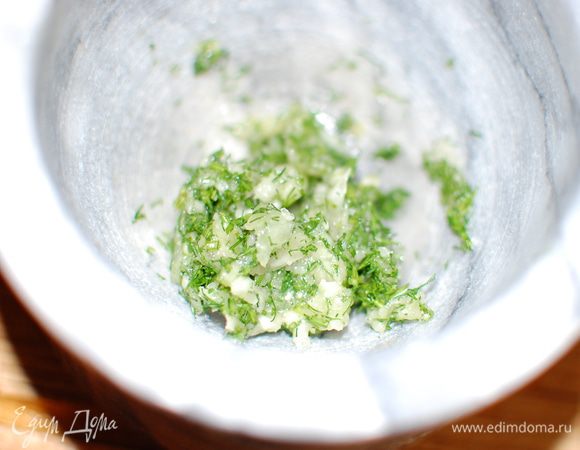 Укроп, несколько веточек, мелко порубила, чеснок через пресс, тщательно перемешала с солью.
Масло нарезала на 8-10 одинаковых кусочков.
