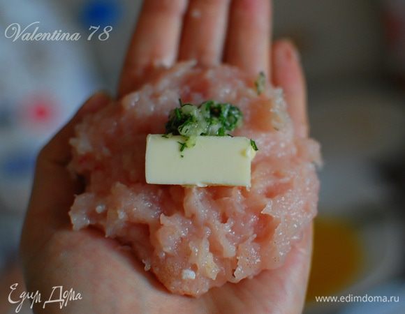 Беру часть фарша (фарш не солю), кладу на него кусочек масла и ароматную смесь из укропа и чеснока, сверху выкладываю еще часть фарша и формую котлету.У меня вышло 8котлет.