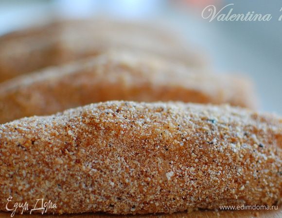 В муку, яйца и панировочные сухари добавляю соли, перца. Панирую !!!тщательно в муке, в яйце, в панировочных сухарях.
Выкладываю на досточку и в морозилку на мин 15.