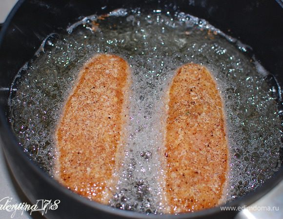 В глубоком сотейнике разогреваю большое кол-во раст. масла.
И на сильном огне начинаю обжаривать котлеты по 1-2 мин с каждой стороны, затем уменьшаю огонь и обжариваю еще 4-5 мин с каждой стороны.
Выкладываю на бумажные салфетки, для впитывания излишка масла.
Все! Приятного аппетита!