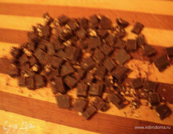 Шоколад порезать маленькими кусочками.