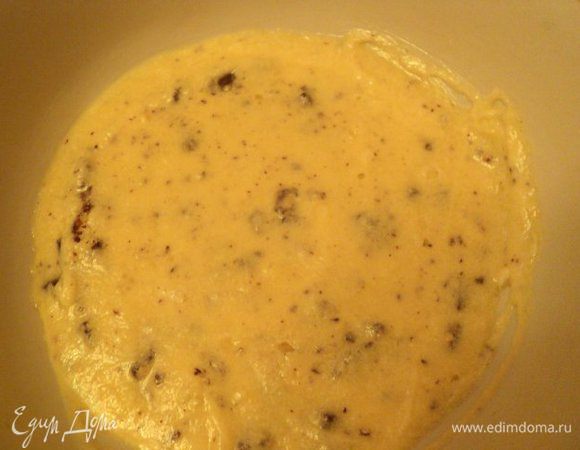 Добавить к масляно-яичной массе шоколад, перемешать.