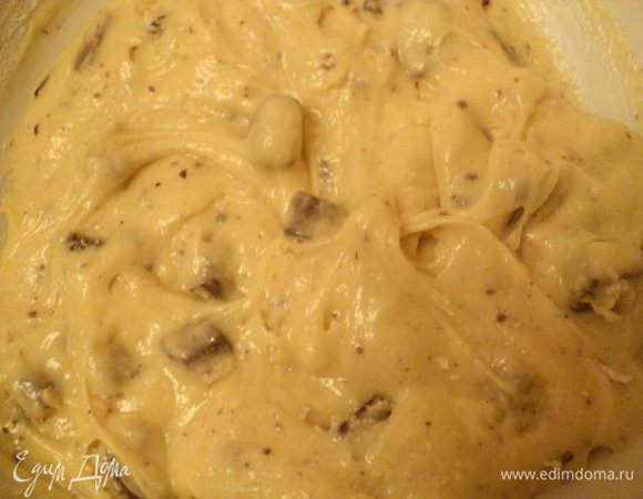 Добавить муку, смешанную с разрыхлителем теста, перемешать.