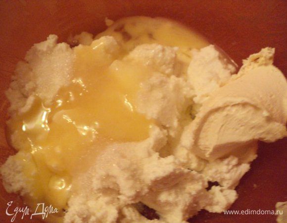 В творог добавить сметану, сахар, яйцо, хорошо взбить.