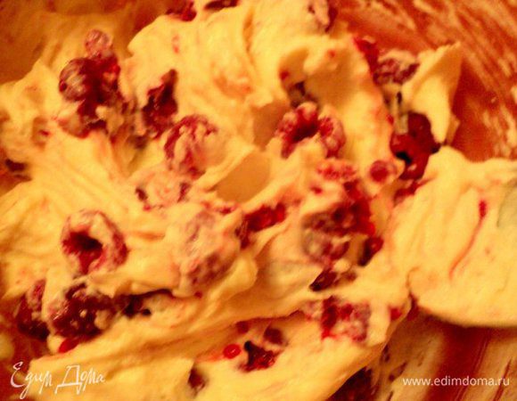 Добавить малину и осторожно перемешать.