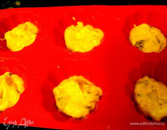 В формочки для маффинов выложить на 1/3 высоты тесто.