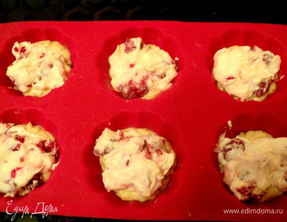 Сверху по 1 ст. ложке творога с малиной. Выпекать при температуре 180 градусов 30 мин.
Охладить в формочках.

