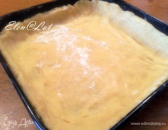 Затем тесто выложить в форму тонким слоем, предварительно проложив ее бумагой для выпечки. Из теста сделать бортики.