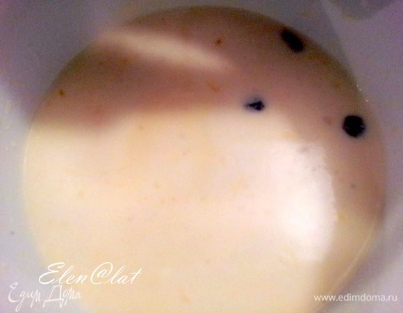 Для начинки взбиваем в миксере сгущенку, творог, сок апельсина, крахмал. 
Затем добавим фрукты, в моем случае клюква.