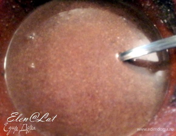 В шоколад добавить примерно одну треть начинки и тщательно перемешать.