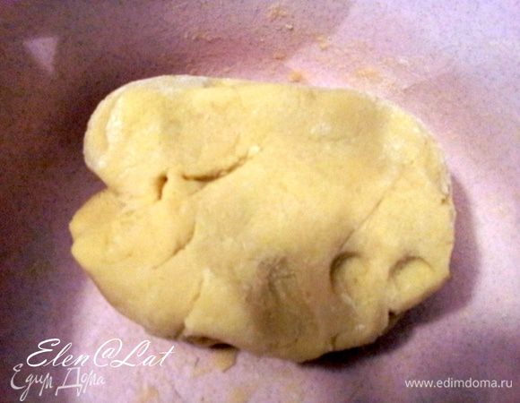 Замесить песочное тесто. И поставить в холодильник, накрыв пленкой на 20 минут.