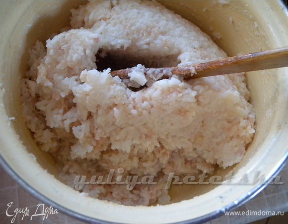 Рис отварить до полуготовности. Остудить и смешать с фаршем. Я беру рис к фаршу 2:1